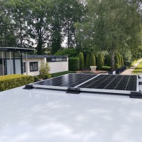 Schaftwagen op zonne-energie met magazijnruimte en toilet